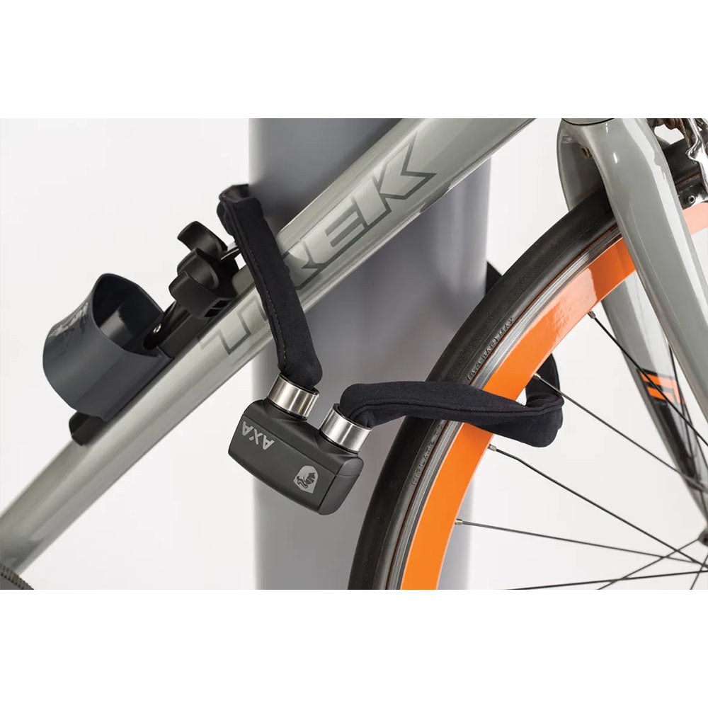 Trek fiets vastgelegd met een AXA Foldable 1000